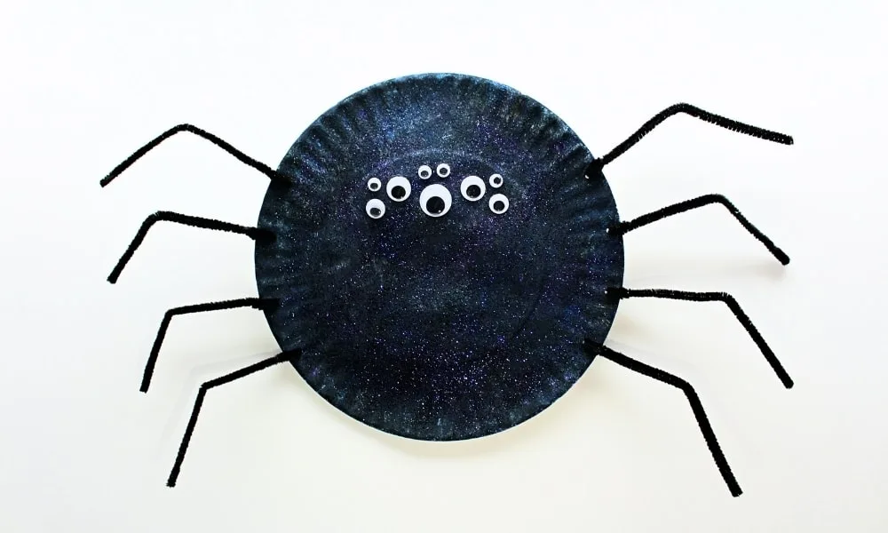 Araignée noire d’Halloween fabriquée avec une assiette en carton