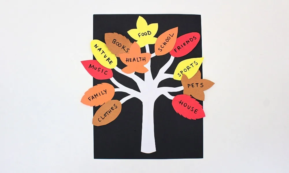 Arbre d’automne en papier avec des feuilles portant des mots de gratitude