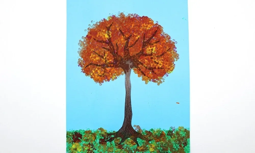 Arbre d’automne peint avec des points rouges orange et jaunes