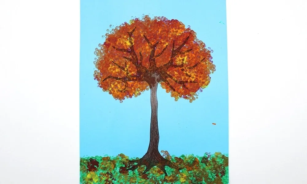 Arbre d’automne peint avec des points rouges orange et jaunes