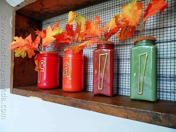 Bocaux vases peints en rouge orange et vert pour l’automne