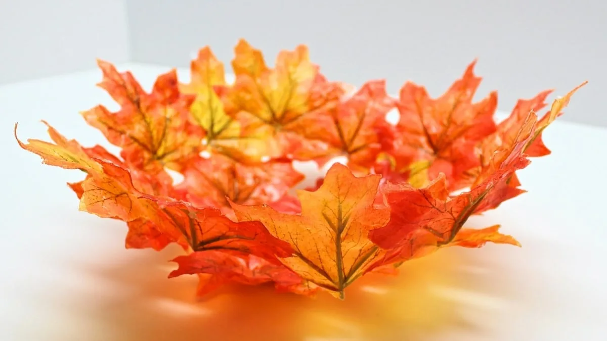 Bol décoratif orange fabriqué avec des feuilles d’automne