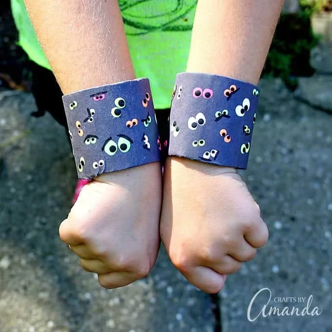 Bracelets noirs d’Halloween décorés de nombreux petits yeux