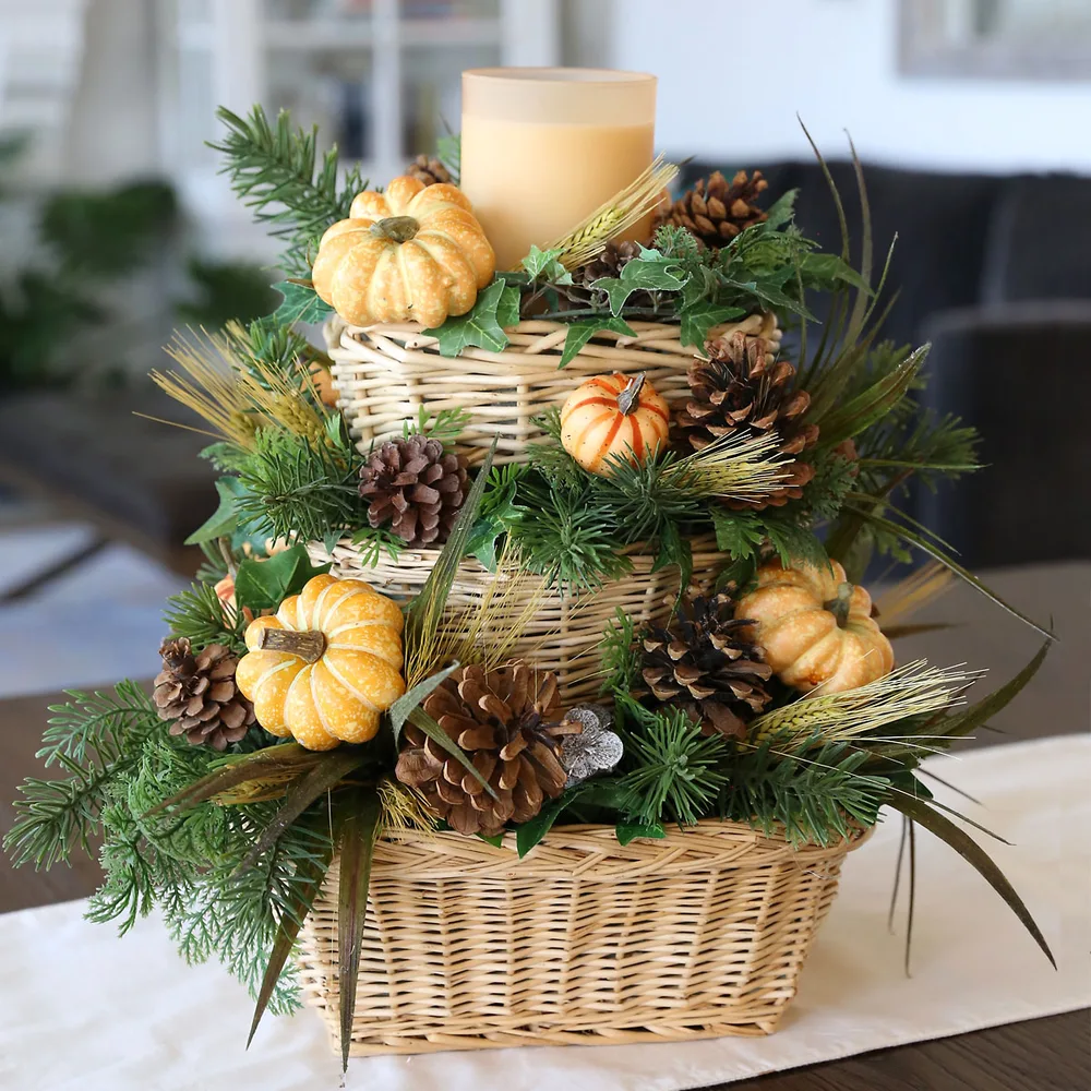Centre de table d’automne économique avec panier et citrouilles