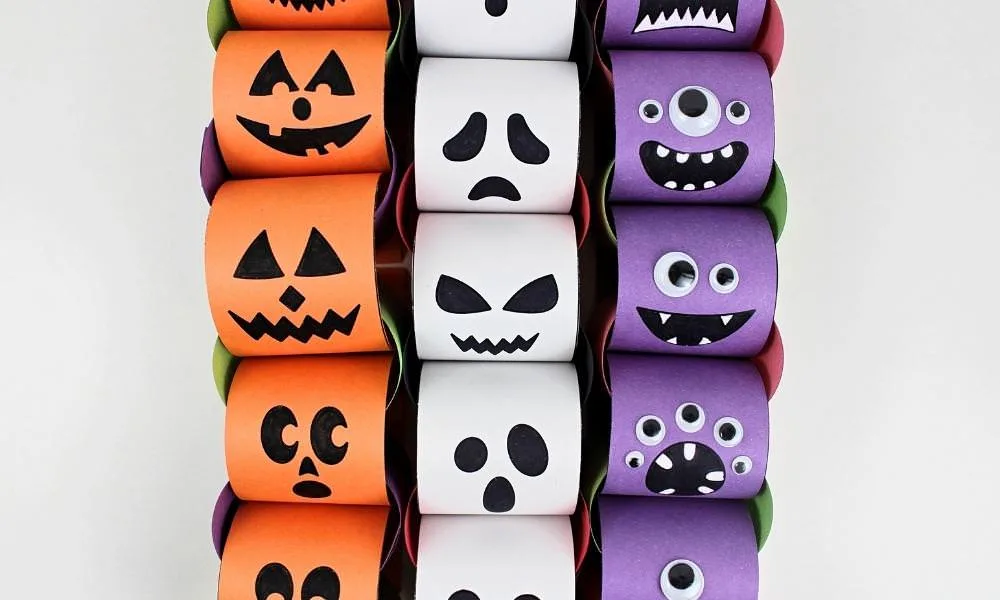 Chaînes en papier orange noir et violet avec visages d’Halloween
