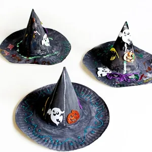 Chapeaux de sorcière décorés en assiettes en carton