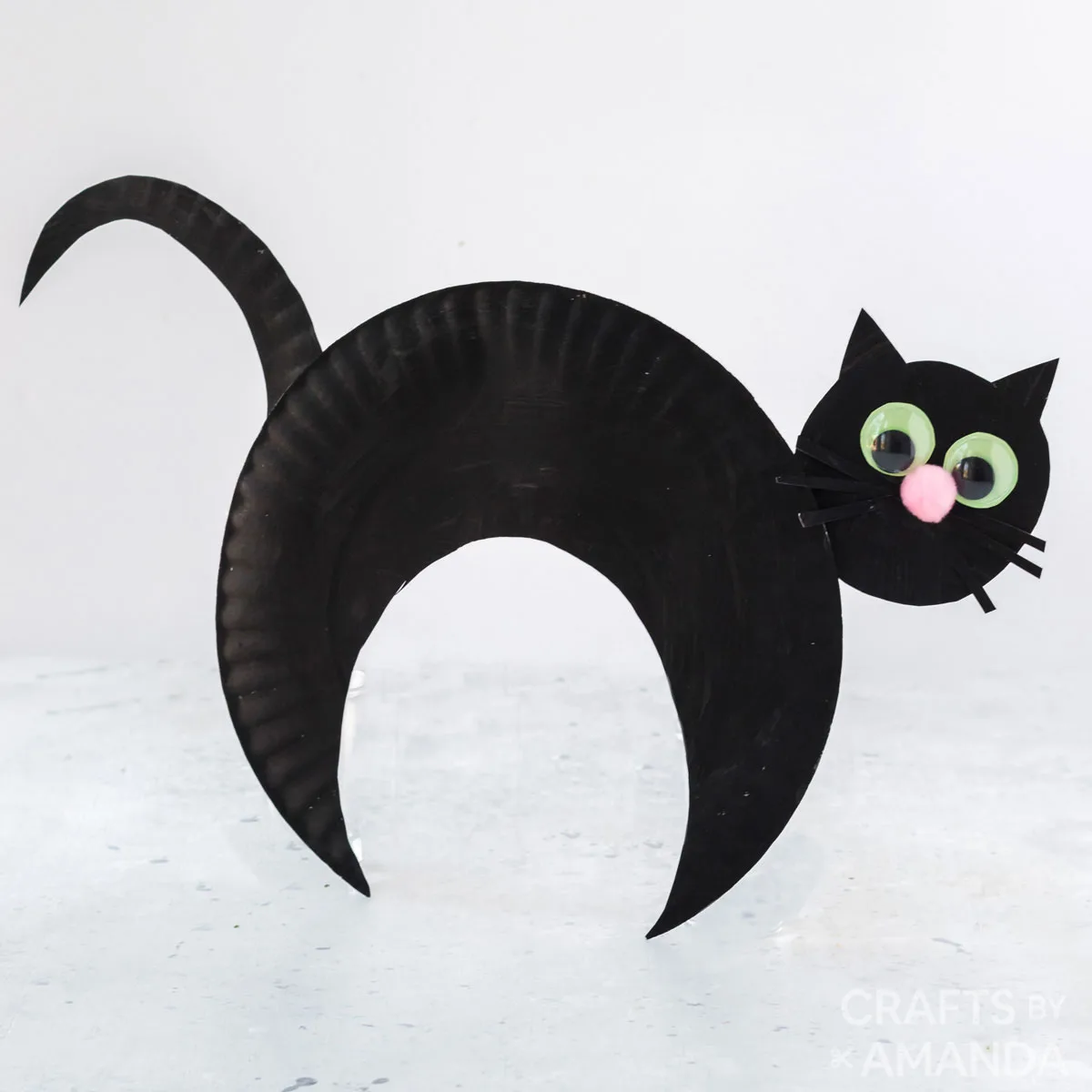 Chat noir d’Halloween fabriqué avec une assiette en carton