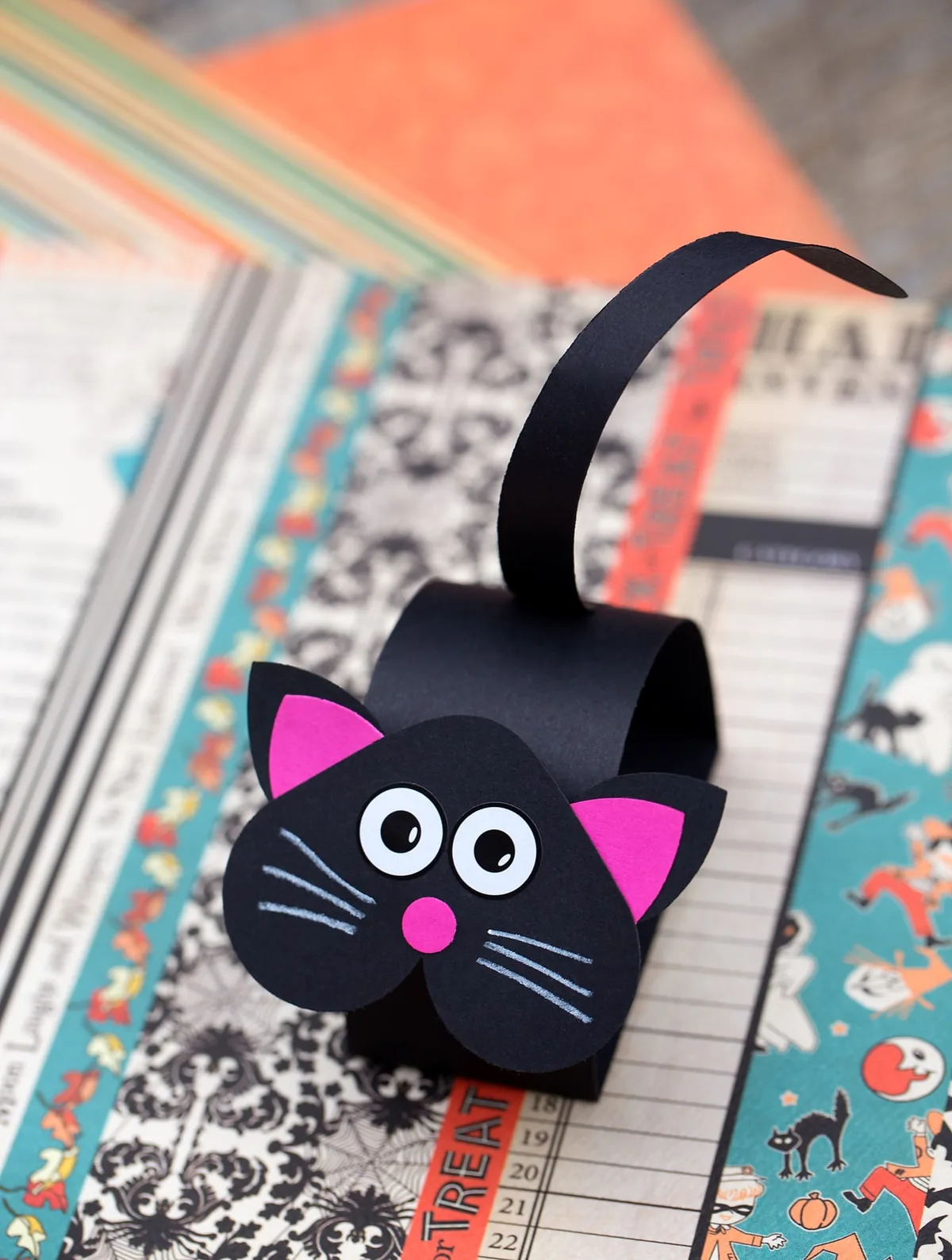 Chat noir en papier avec tête mobile