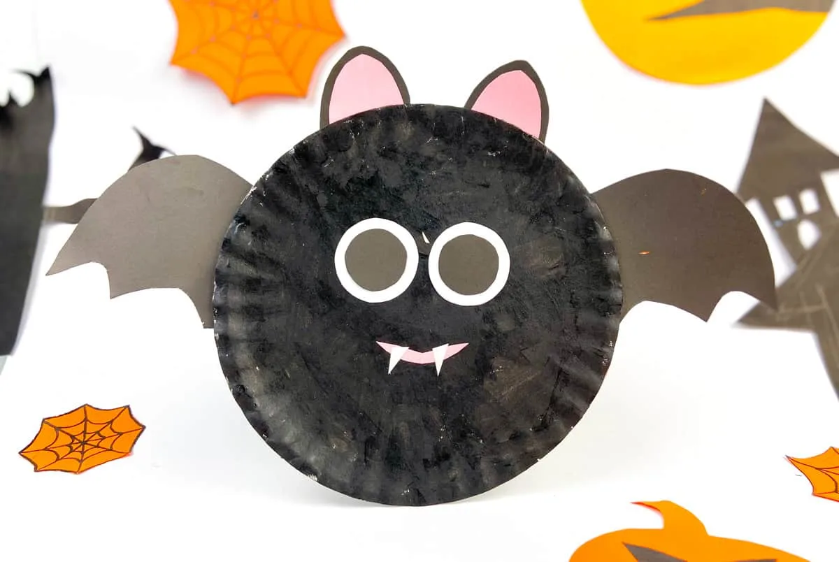 Chauve-souris noire en assiette en carton