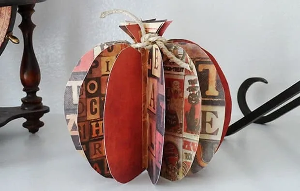 Citrouille orange en papier avec des tranches en relief