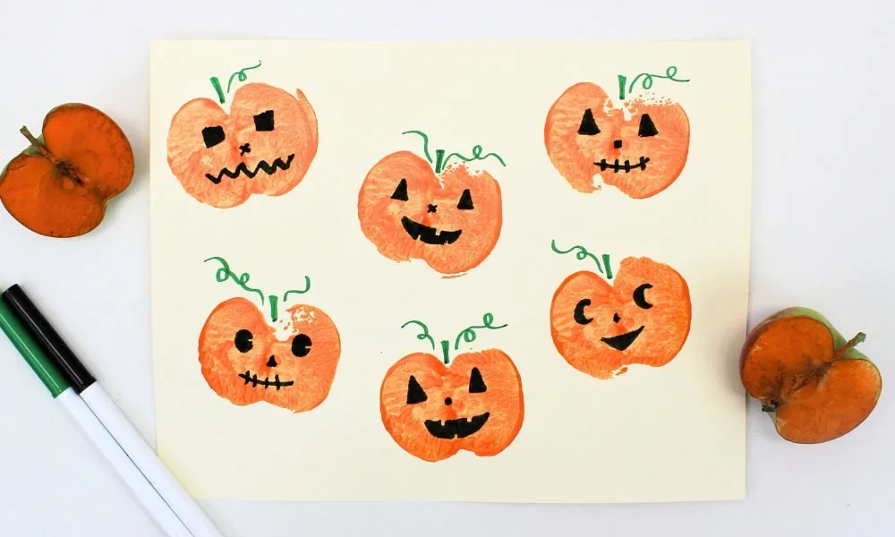 Citrouilles orange imprimées avec une moitié de pomme