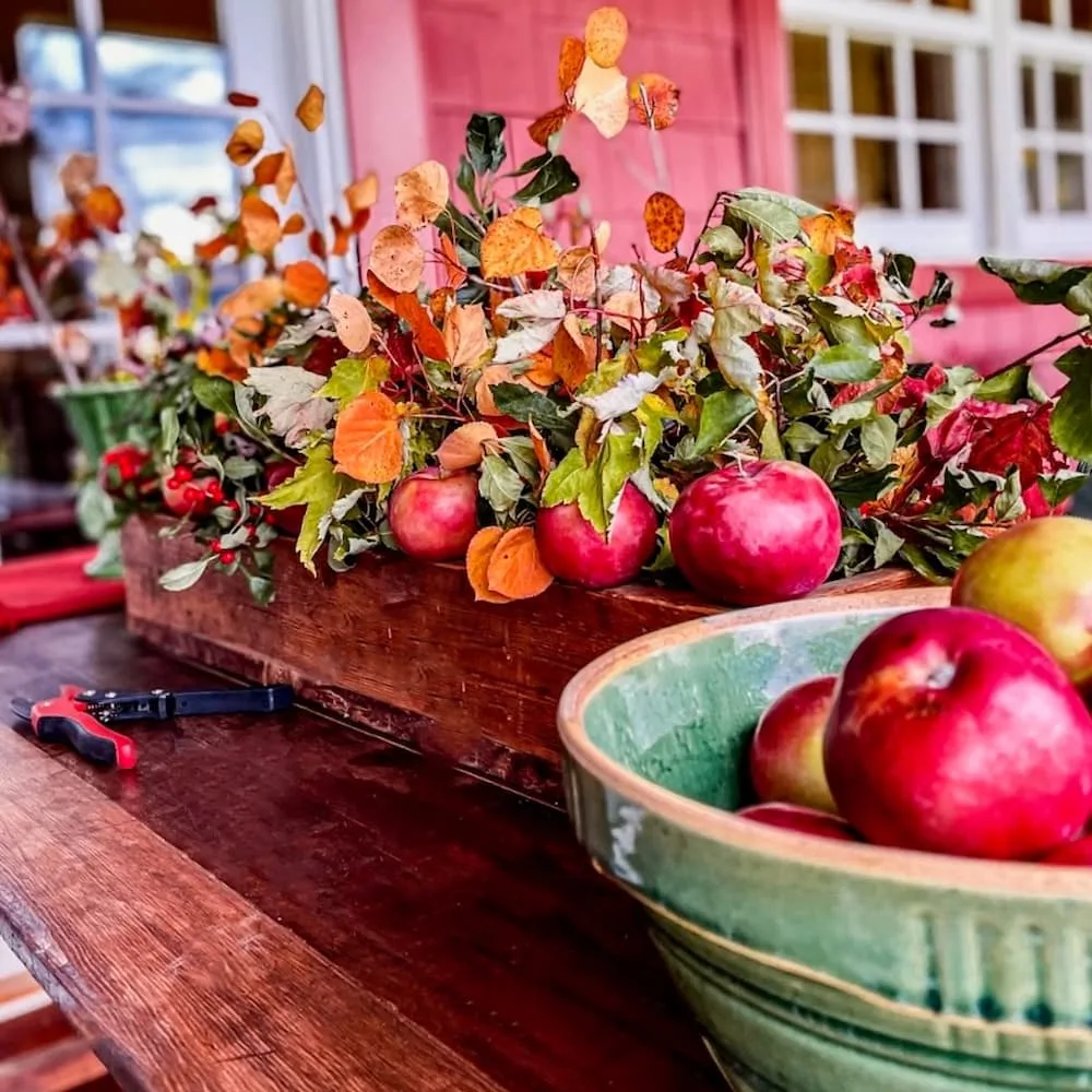 Composition de table automnale vintage dans une boîte en bois