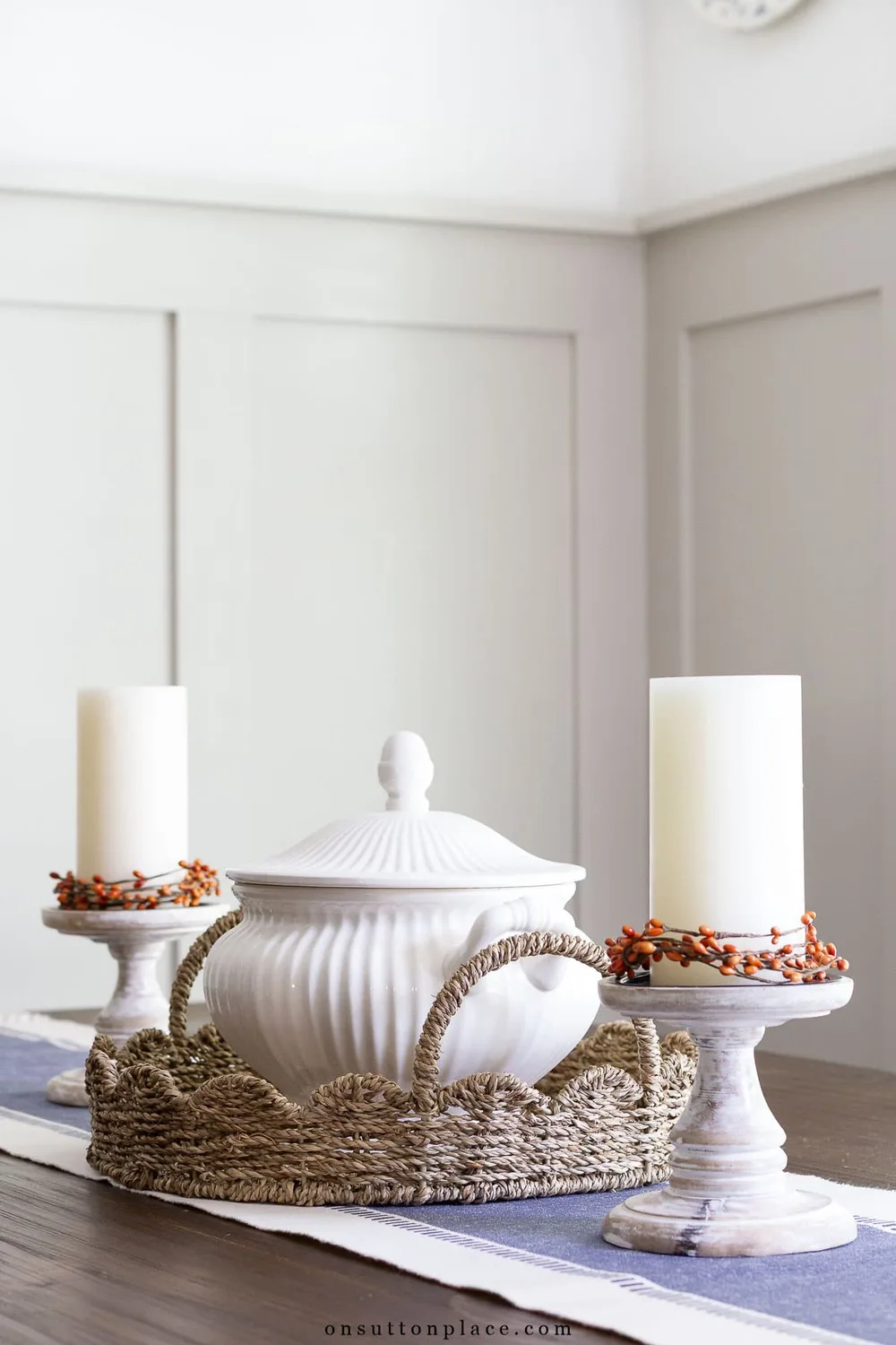 Composition de table automne avec petites citrouilles et feuillages