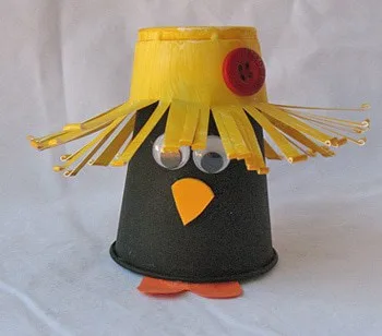 Corbeau d’automne noir et jaune fabriqué avec un gobelet