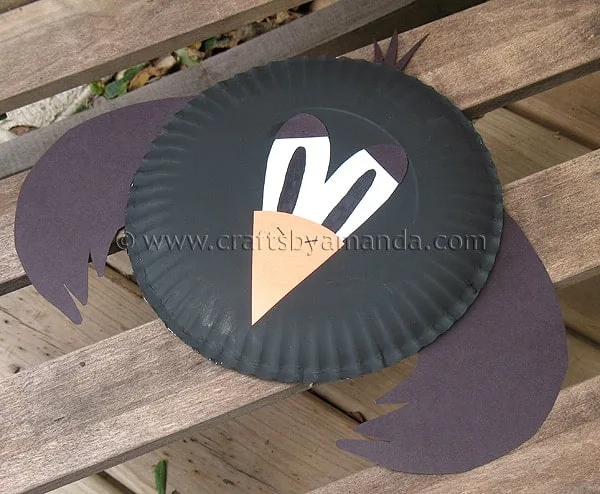 Corbeau noir fabriqué avec une assiette en carton