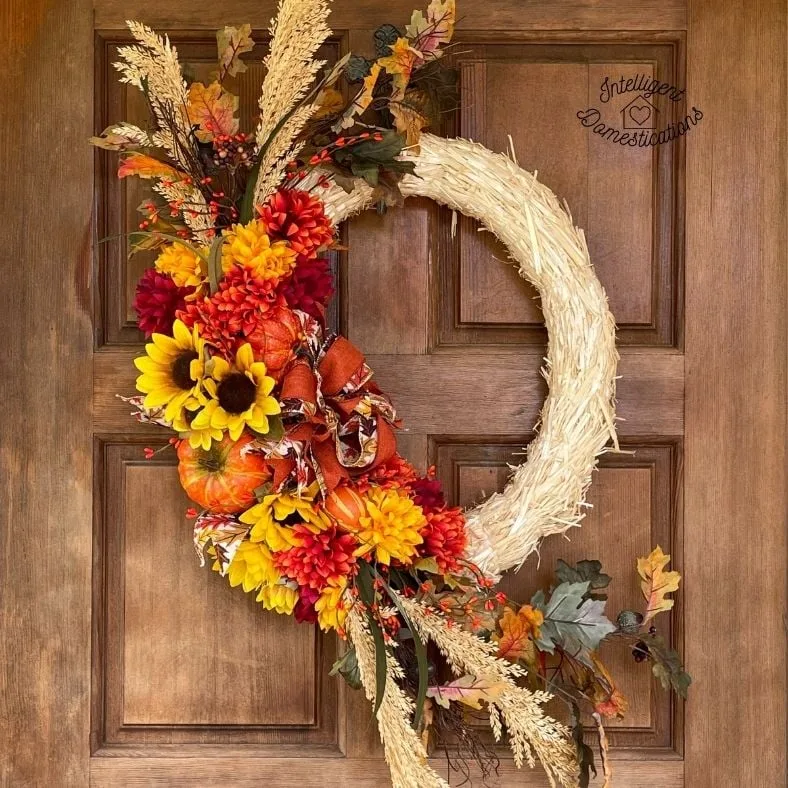 Couronne d’automne avec chrysanthèmes tournesols et citrouilles