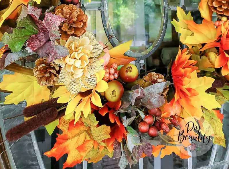 Couronne d’automne avec petites citrouilles pêche et feuillages