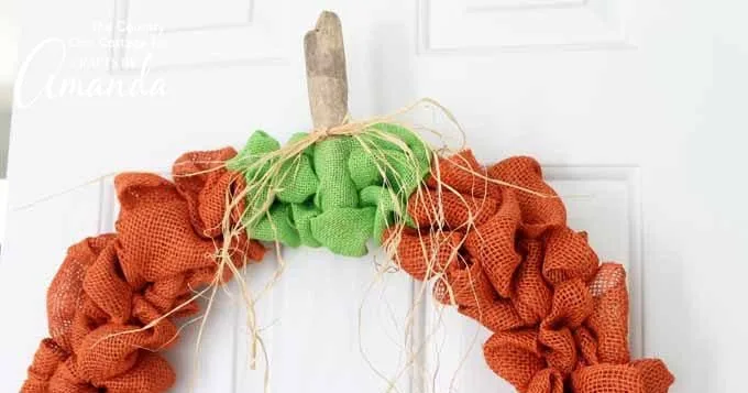 Couronne d’automne en forme de citrouille réalisée en toile de jute orange