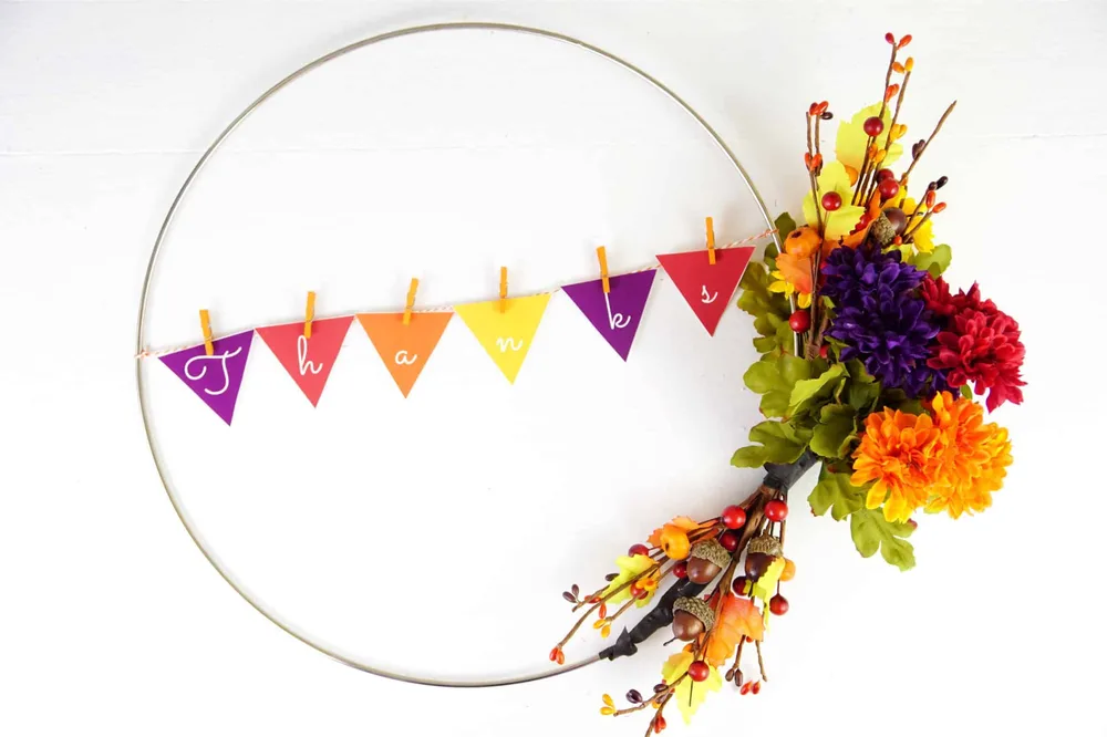 Couronne d’automne moderne avec fleurs colorées et fanions