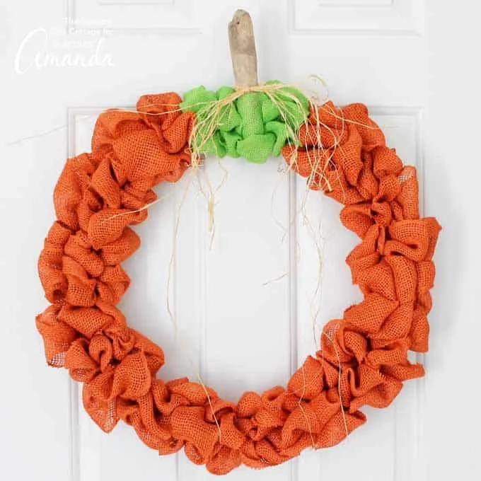 Couronne d’automne orange en toile de jute en forme de citrouille