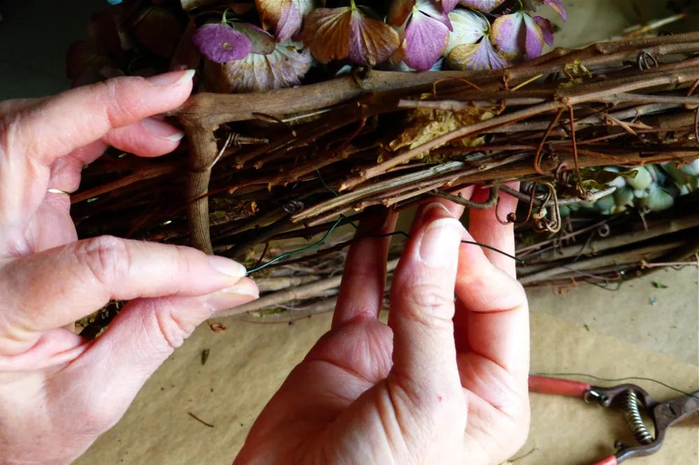 Couronne d’automne réalisée avec des hortensias séchés