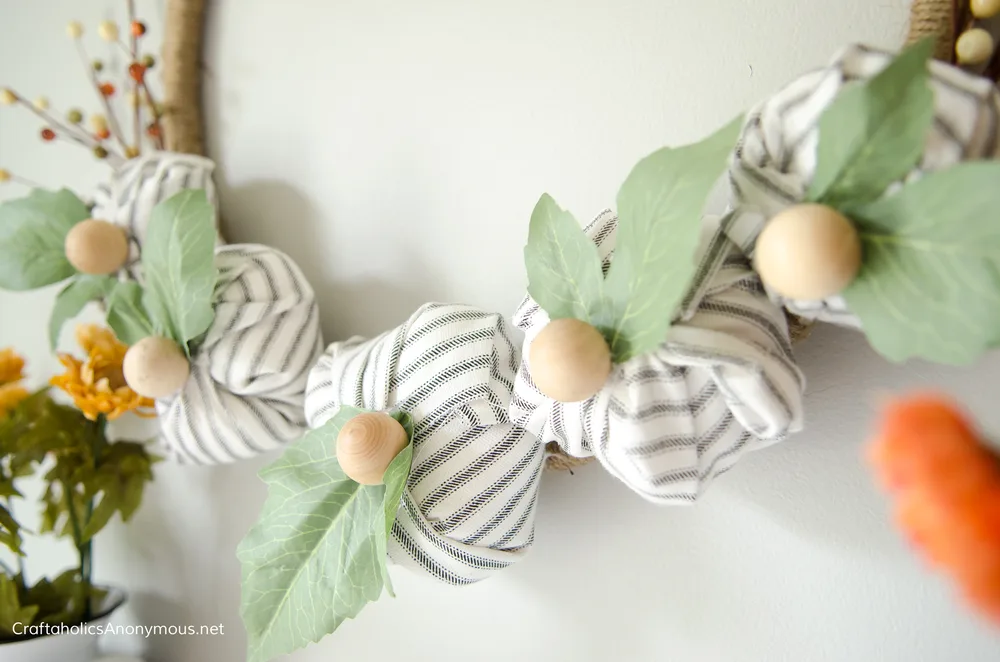 Couronne farmhouse avec citrouilles rayées en tissu
