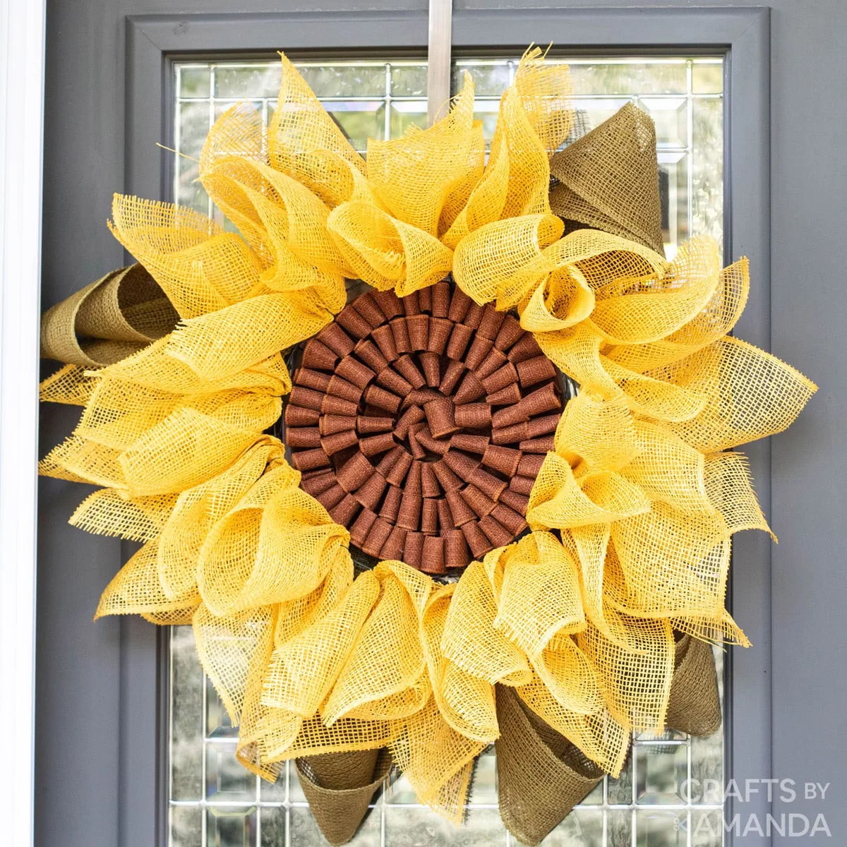 Couronne jaune en forme de grand tournesol pour la porte