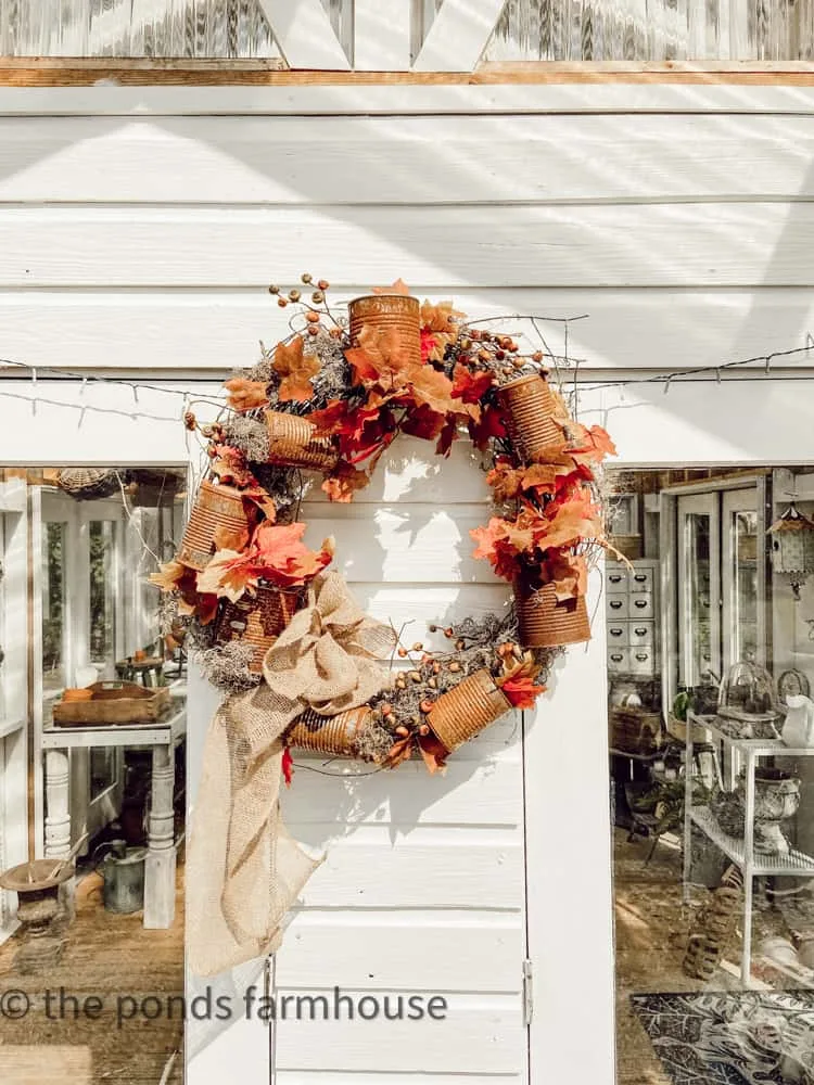 Couronne rustique d’automne avec boîtes de conserve et fleurs
