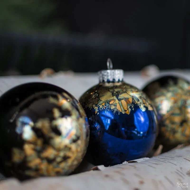 Des boules de Noël dorées effet précieux – décoration de Noël faite main