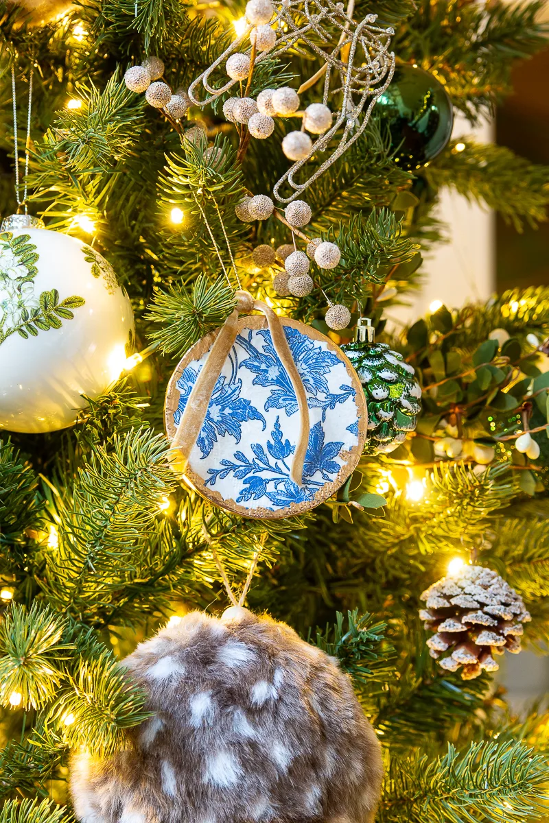 Des boules de Noël en découpage chinoiserie – décoration de Noël faite main