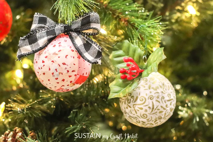 Des boules de Noël en tissu découpé – décoration de Noël faite main