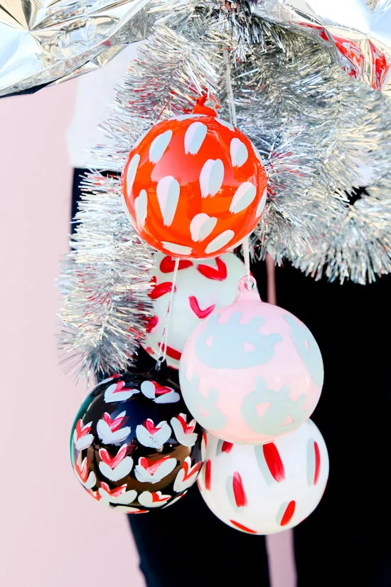 Des boules de Noël peintes à motifs – décoration de Noël faite main