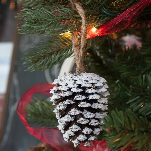 Des décorations de Noël avec des pommes de pin – décoration de Noël faite main