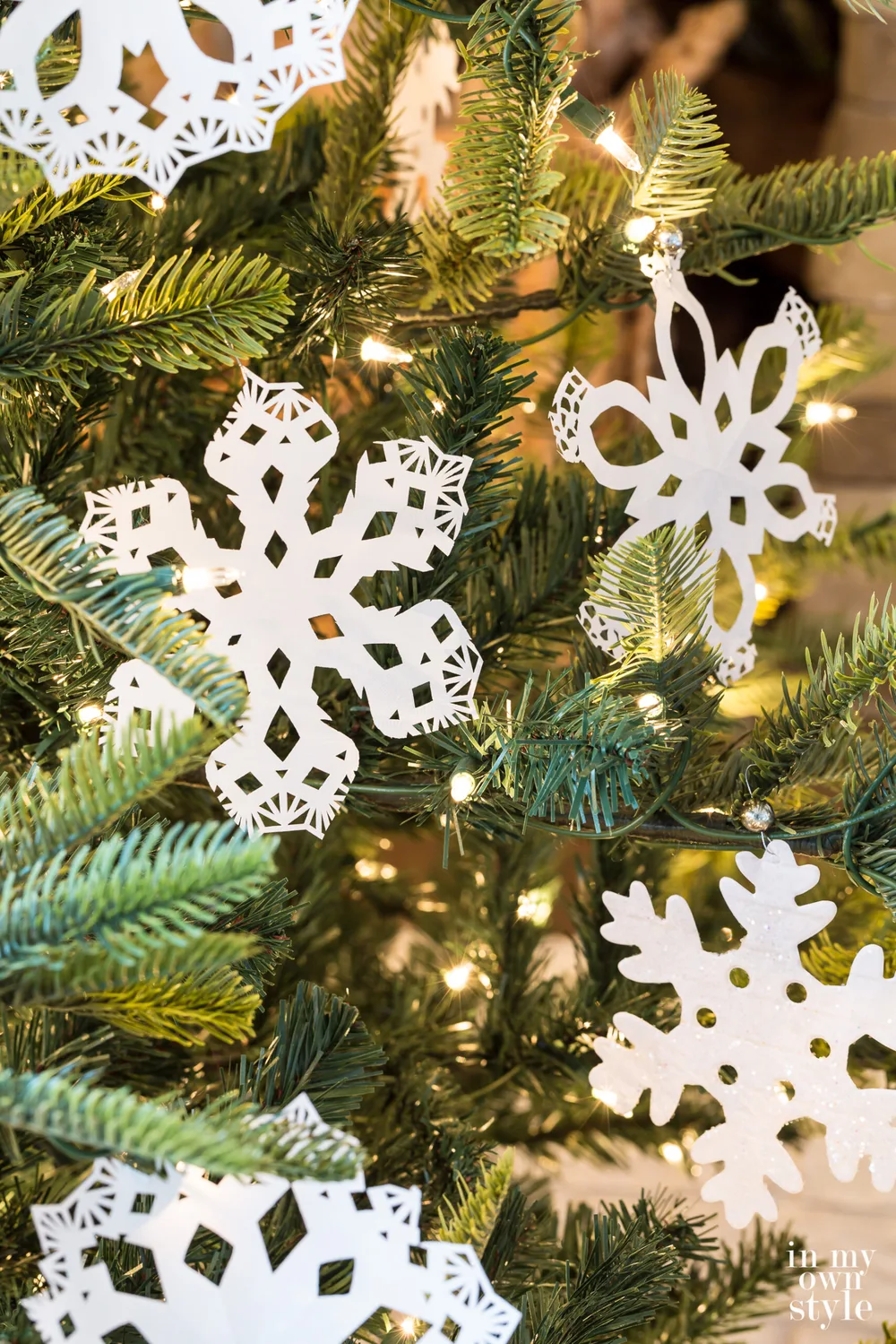 Des flocons en napperons de papier – décoration de Noël faite main
