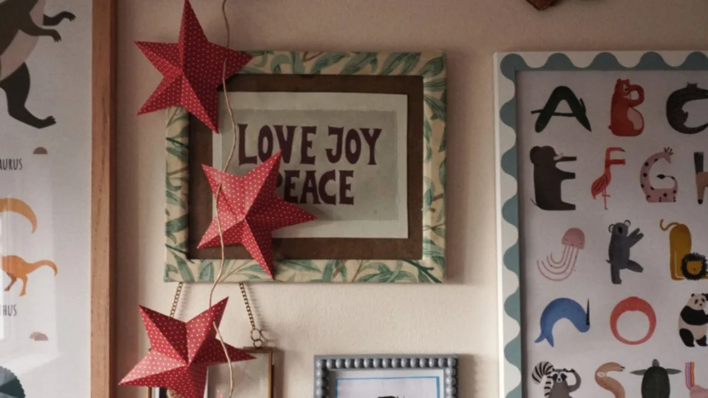 Des maisons en pain d’épices en carton – décoration de Noël faite main