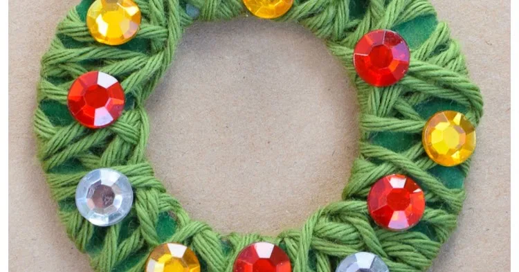 Des mini-couronnes entourées de laine – décoration de Noël faite main