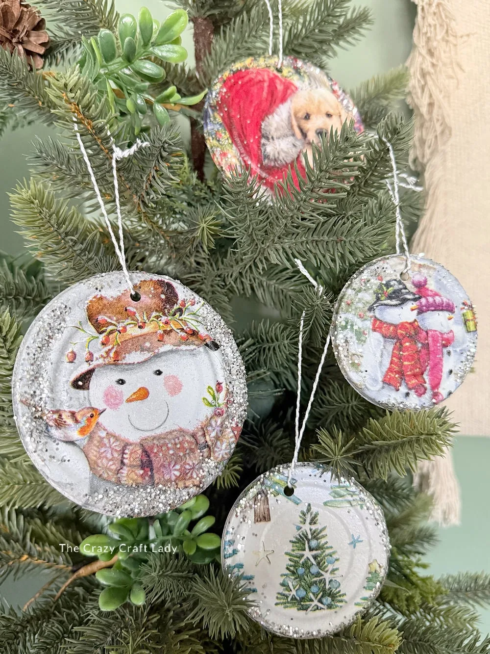 Des ornements avec des couvercles recyclés – décoration de Noël faite main