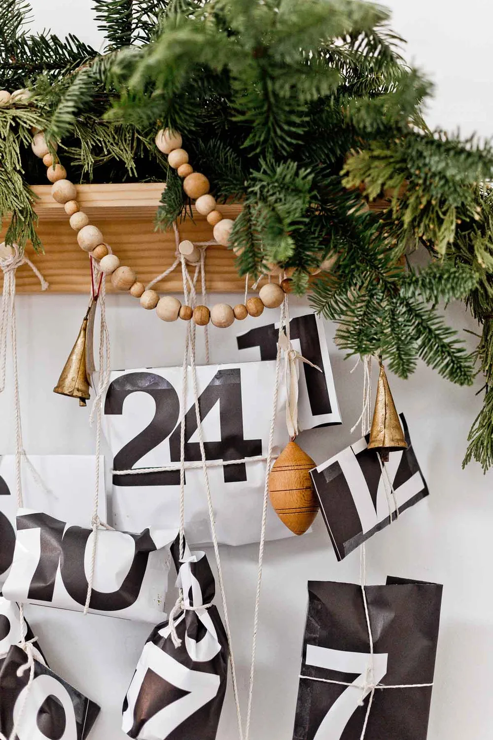 Des petits cadeaux suspendus sur une patère – calendrier de l’Avent DIY