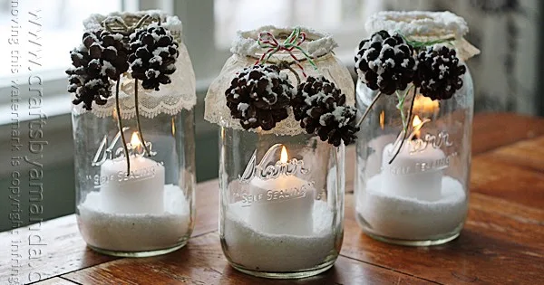 Des photophores enneigés aux pommes de pin – décoration de Noël faite main