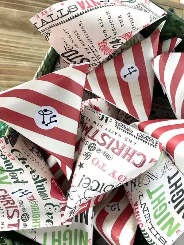 Des pochettes de l’Avent en papier imprimé – calendrier de l’Avent DIY