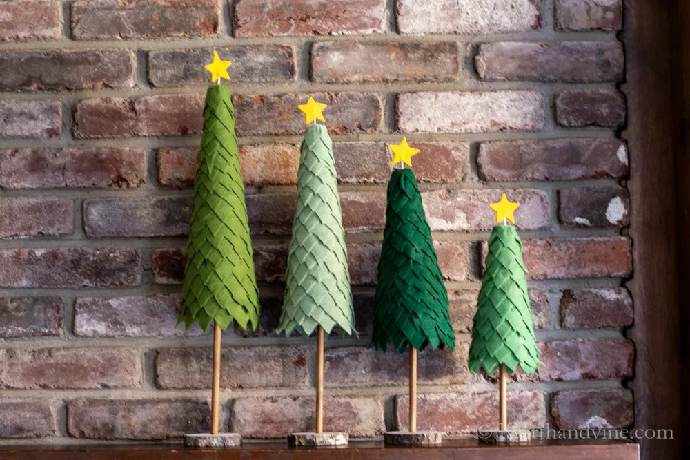 Des sapins décoratifs en feutrine – décoration de Noël faite main