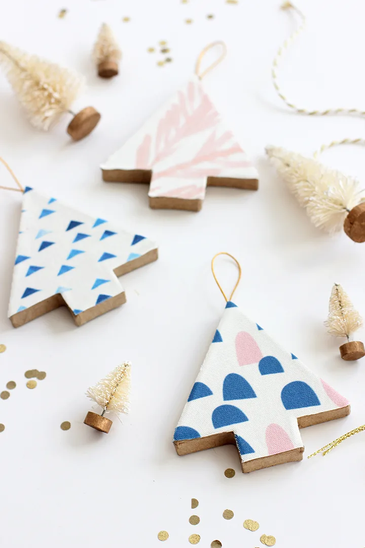 Des sapins recouverts de tissu – décoration de Noël faite main