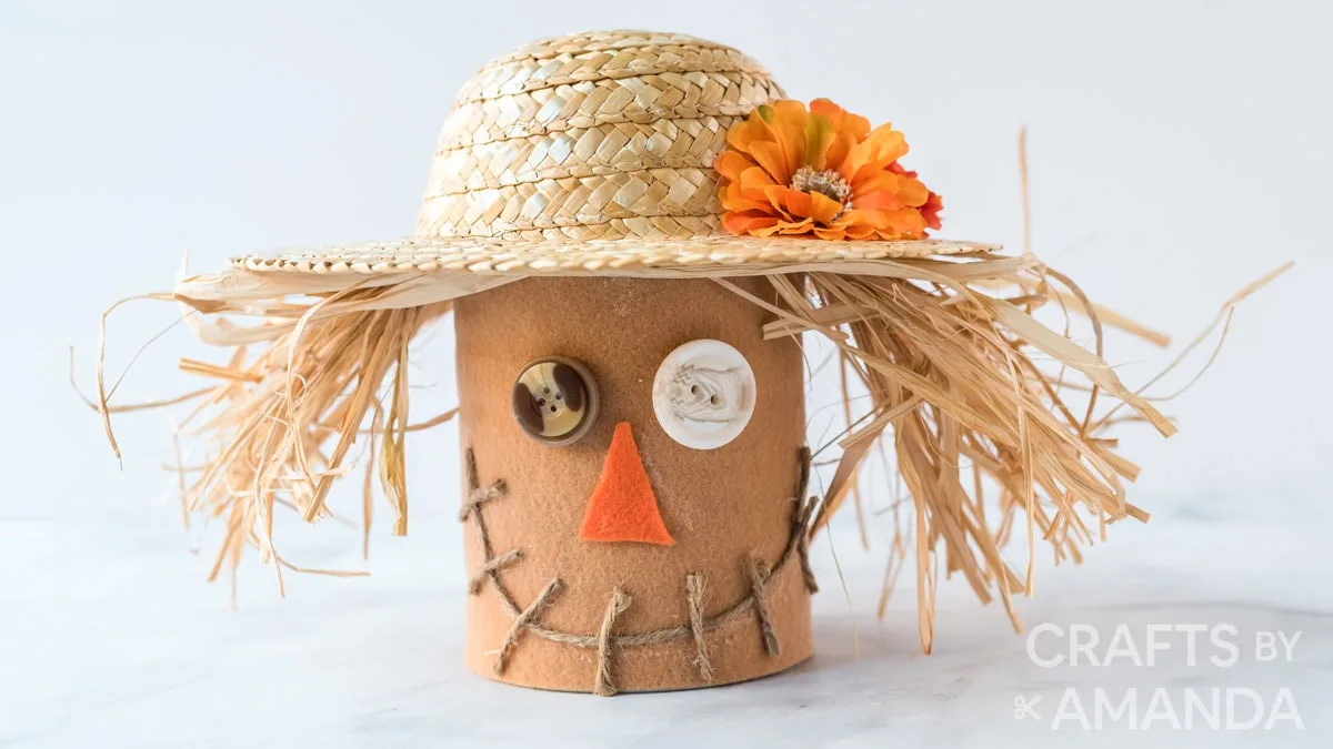 Épouvantail d’automne fabriqué avec une boîte de conserve et un chapeau