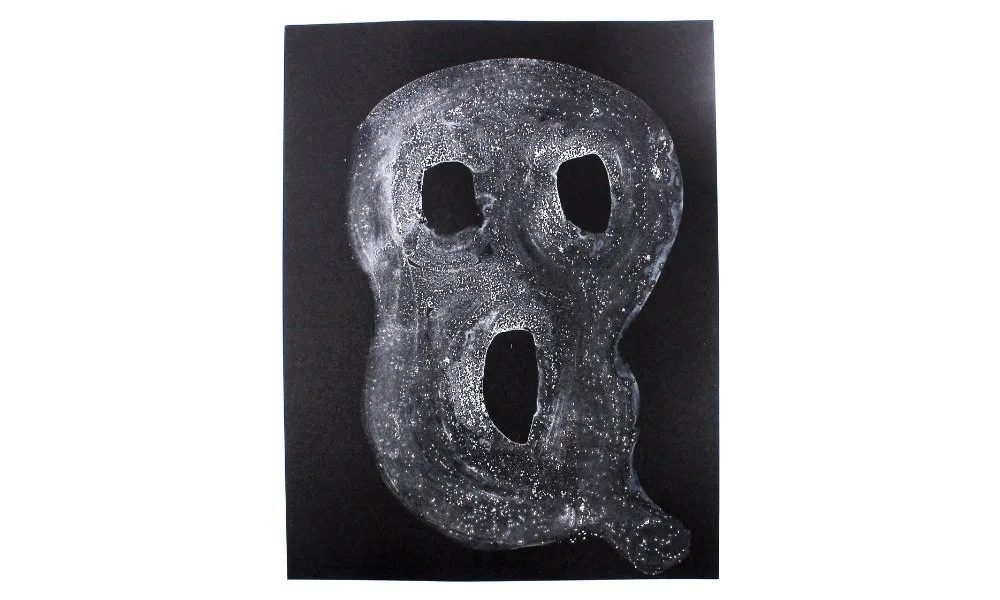 Fantôme blanc texturé avec du sel sur une feuille noire