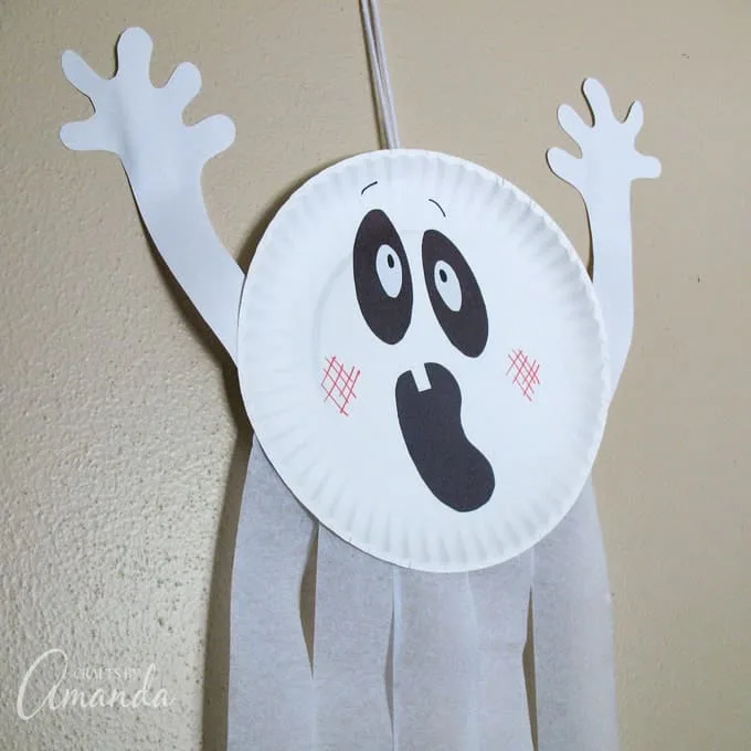 Fantôme suspendu avec rubans de papier
