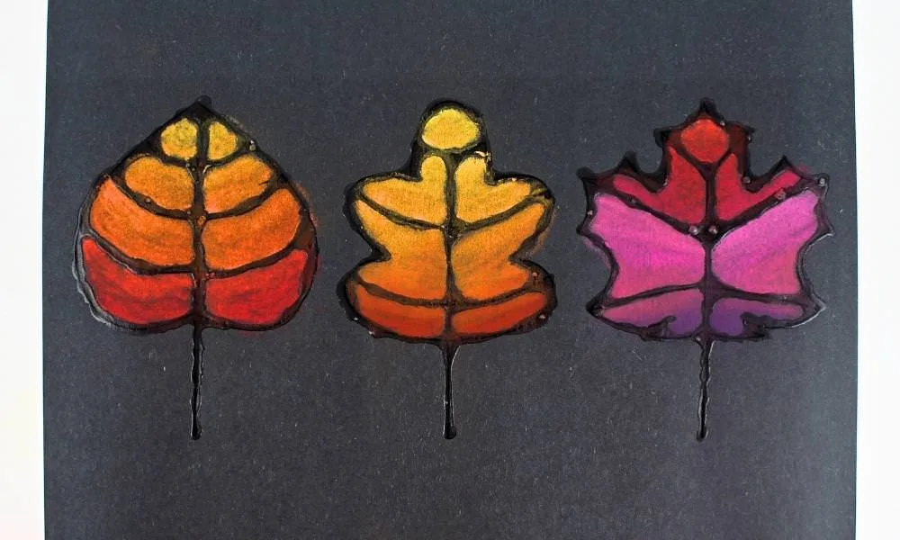 Feuilles d’automne colorées au pastel sur fond noir