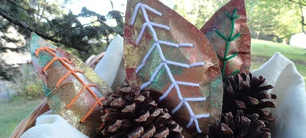 Feuilles d’automne en papier décorées de colle colorée et de paillettes