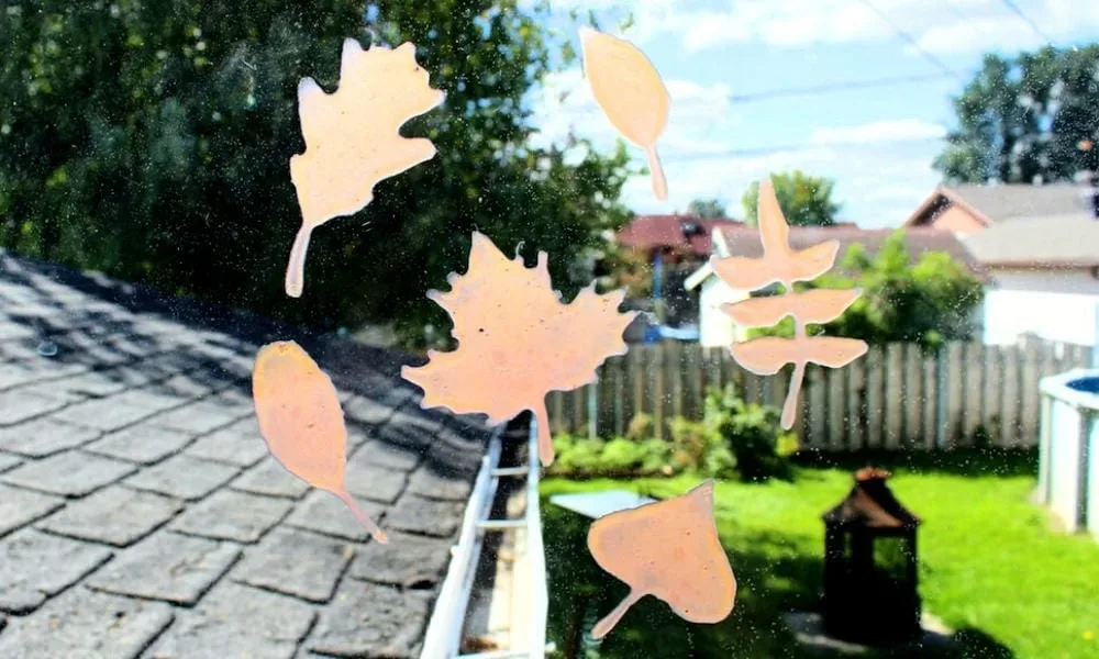Feuilles en papier montrant les changements de couleurs d’automne