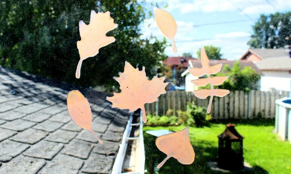 Feuilles en papier suspendues qui changent de couleur