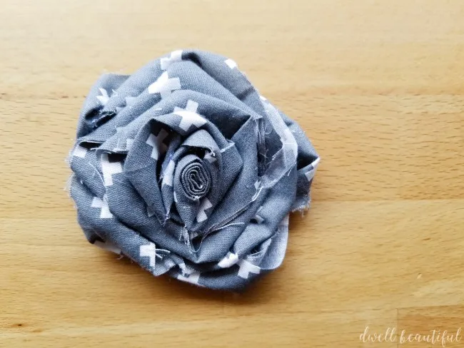Fleurs décoratives fabriquées avec des chutes de tissu coloré